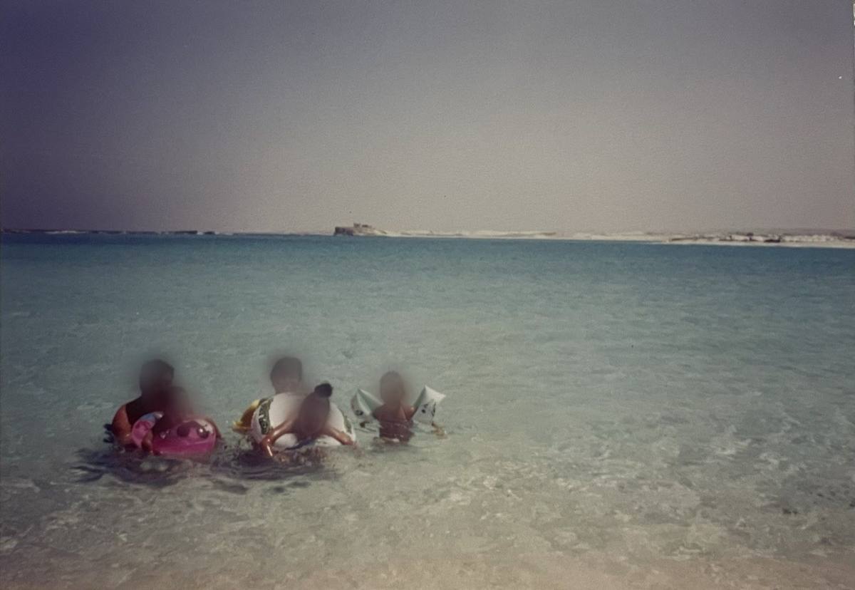 العيلة بتسبح على شاطئ القرية