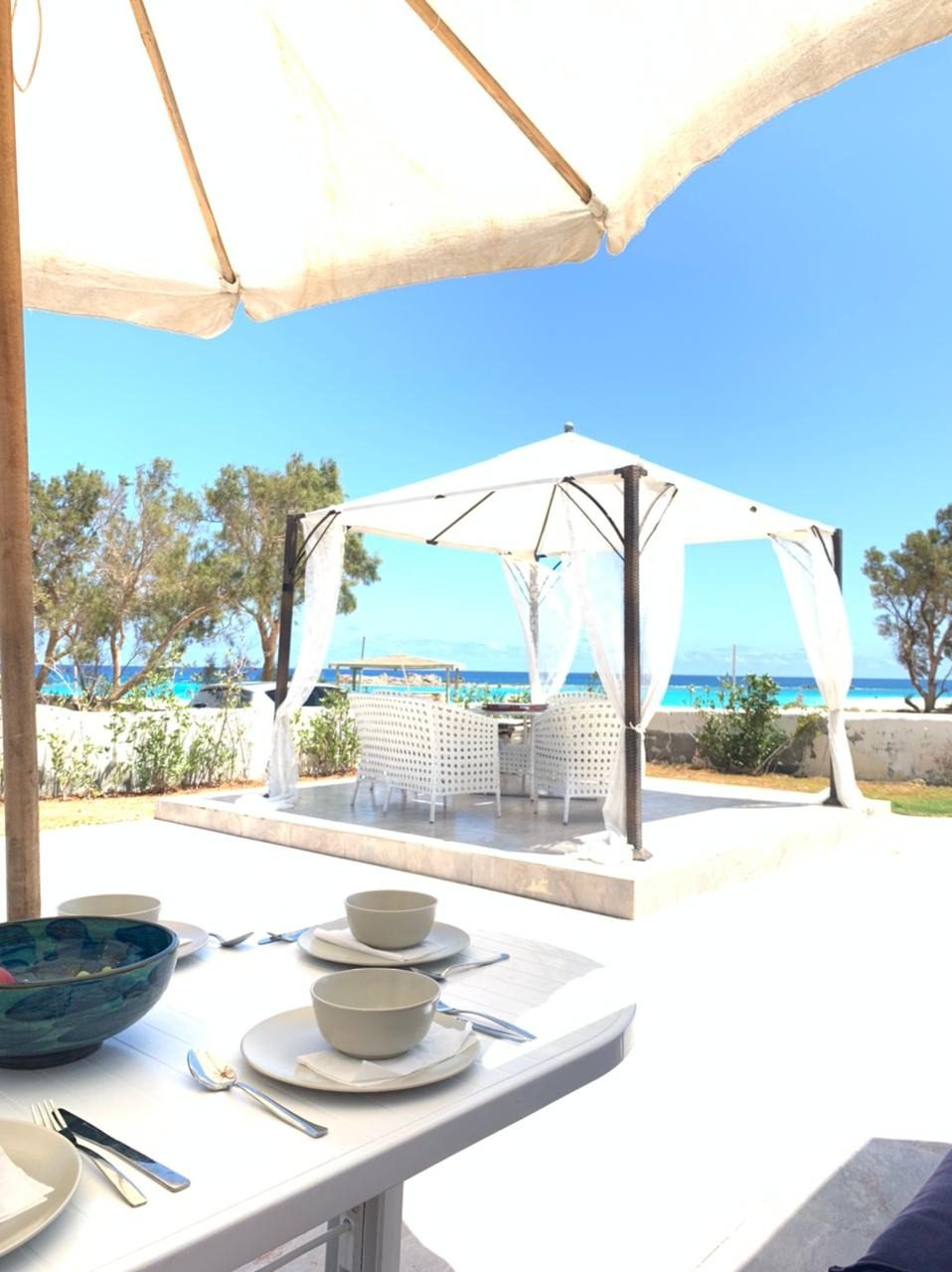 فطار صباحي تحت البرجولة في قرية ديزني بيتش